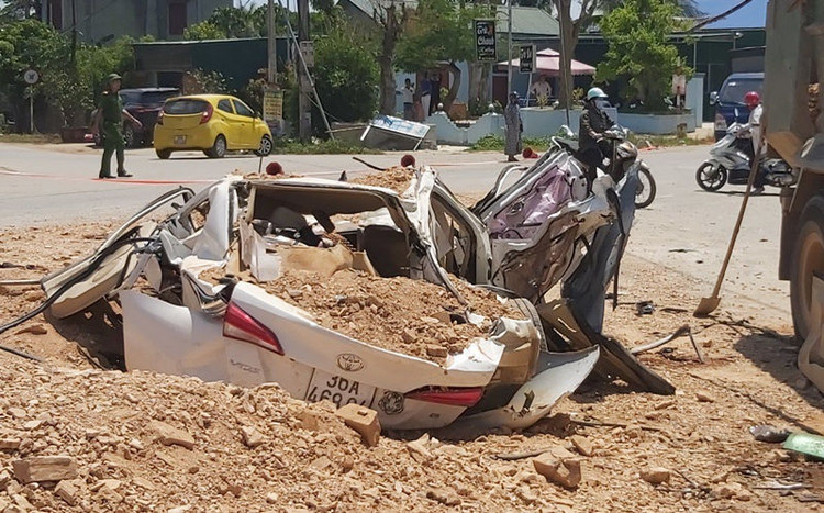 Cháu bé 6 tuổi thoát chết thần kỳ trong chiếc xe con bị vò nát - 2