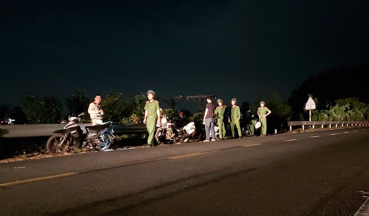 Đang vây bắt đối tượng nghi là tội phạm nguy hiểm trốn trại - 2