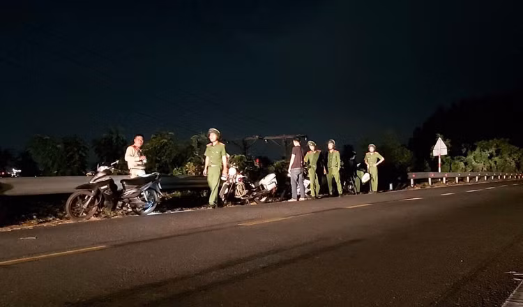 Đang vây bắt đối tượng nghi là tội phạm nguy hiểm trốn trại - 2