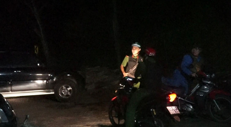 Đang vây bắt đối tượng nghi là tội phạm nguy hiểm trốn trại - 1