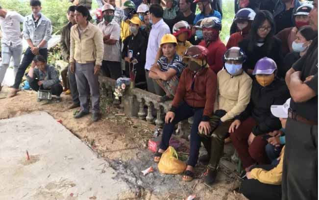 Ban giao hai cot nan nhan bi bi thu xa giet cho nguoi than an tang hinh anh 1 q1.jpg