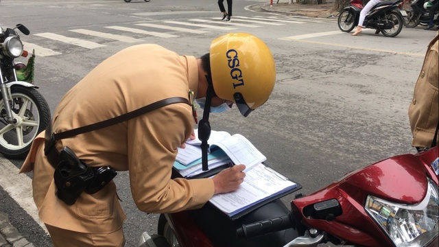  Xem CSGT Hà Nội đo nồng độ cồn giữa dịch corona - 9