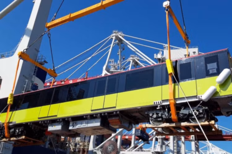 Hình ảnh đoàn tàu đường sắt Nhổn - ga Hà Nội đang từ Pháp về