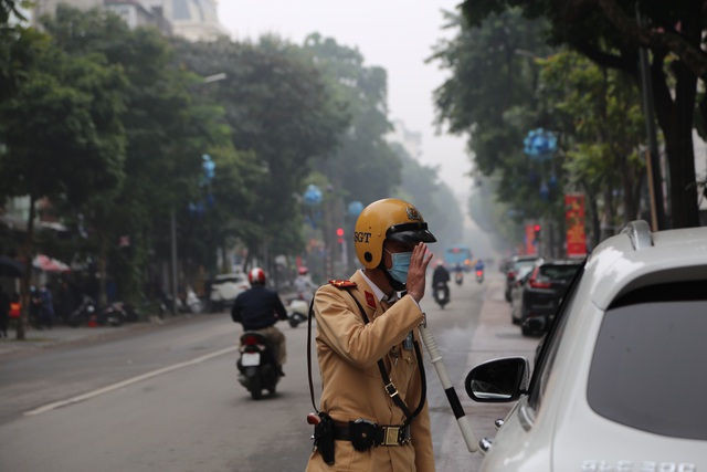  Xem CSGT Hà Nội đo nồng độ cồn giữa dịch corona - 2