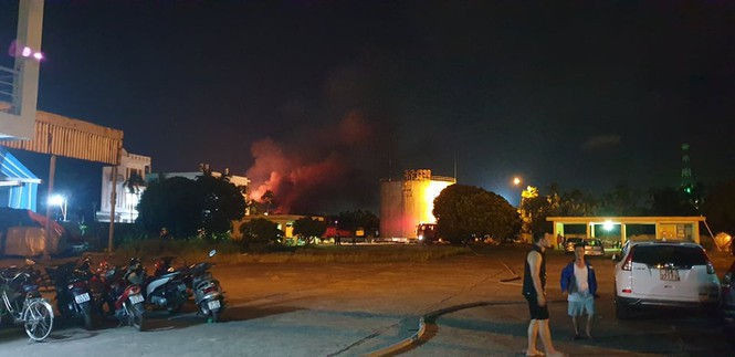 Cháy lớn tại kho sơn của doanh nghiệp, lan sang bãi tập kết gỗ rộng hàng nghìn m2 - ảnh 1