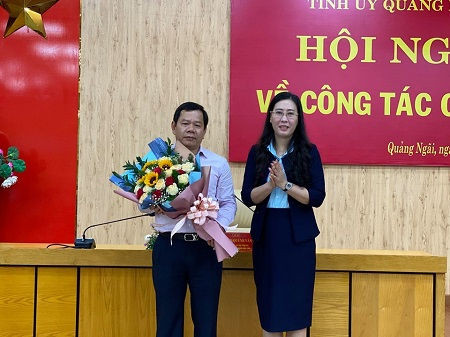 Bí thư tỉnh uỷ, Chủ tịch HĐND tỉnh Quảng Ngãi tặng hoa chúc mừng đồng chí Đặng Văn Minh