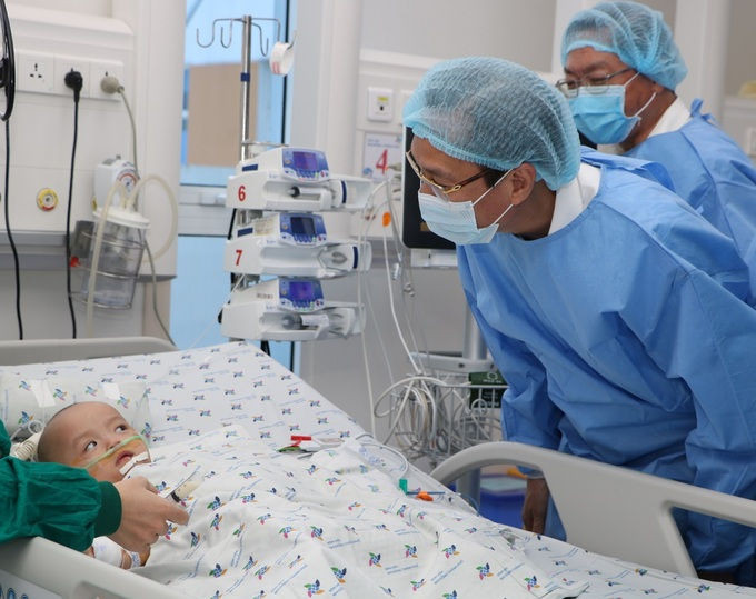 Diệu Nhi liếc mắt khi Phó Chủ tịch thành phố, ông Lê Thanh Liêm đến thăm chiều 27/7. Ảnh Phạm Hùng