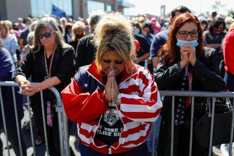 Người ủng hộ lo lắng, cầu nguyện cho Tổng thống Trump - 11