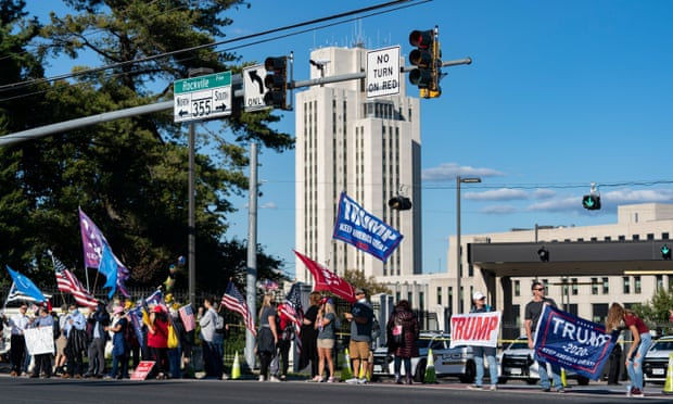 Người ủng hộ lo lắng, cầu nguyện cho Tổng thống Trump - 4