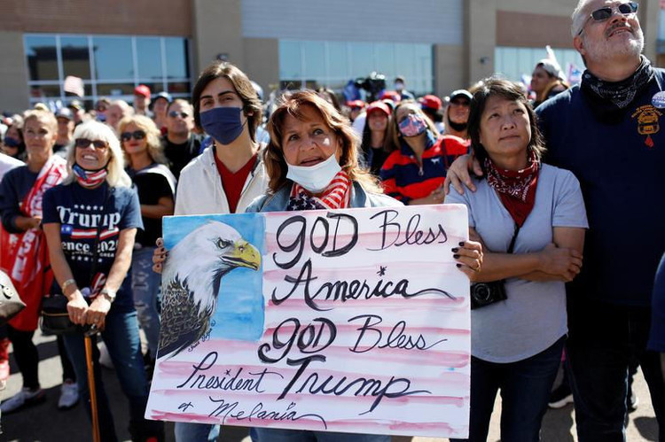 Người ủng hộ lo lắng, cầu nguyện cho Tổng thống Trump - 14