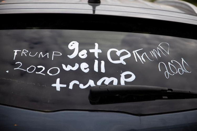 Người ủng hộ lo lắng, cầu nguyện cho Tổng thống Trump - 19