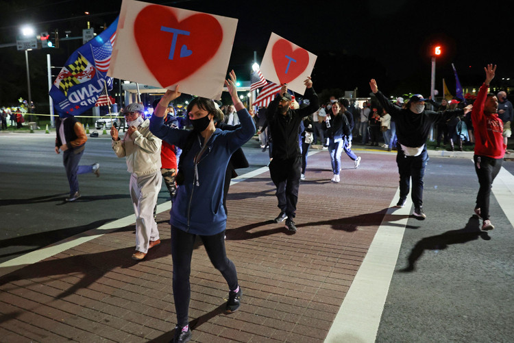 Người ủng hộ lo lắng, cầu nguyện cho Tổng thống Trump - 6