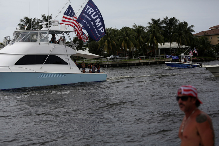 Người ủng hộ lo lắng, cầu nguyện cho Tổng thống Trump - 18