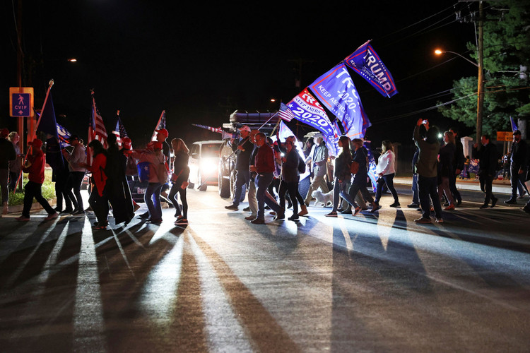 Người ủng hộ lo lắng, cầu nguyện cho Tổng thống Trump - 7