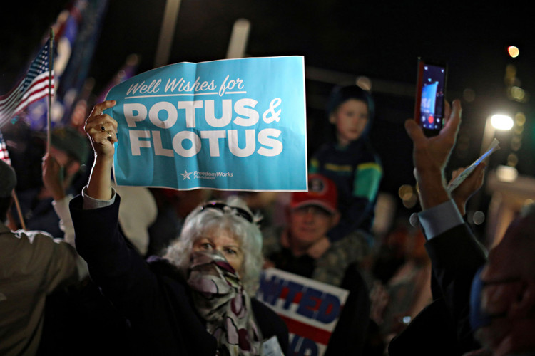 Người ủng hộ lo lắng, cầu nguyện cho Tổng thống Trump - 10