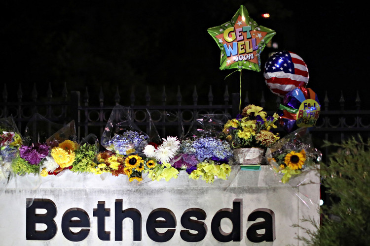 Người ủng hộ lo lắng, cầu nguyện cho Tổng thống Trump - 5