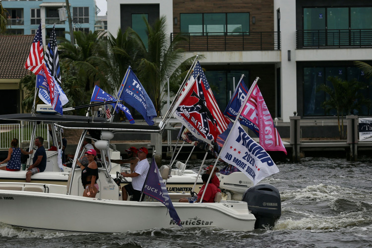 Người ủng hộ lo lắng, cầu nguyện cho Tổng thống Trump - 17