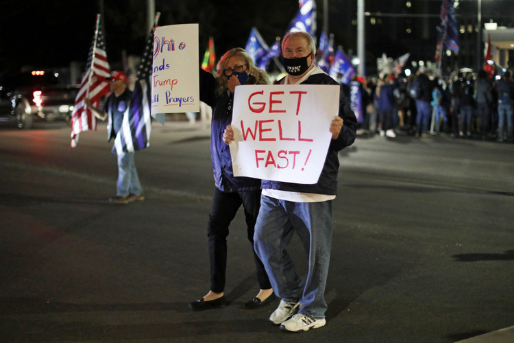 Người ủng hộ lo lắng, cầu nguyện cho Tổng thống Trump - 8