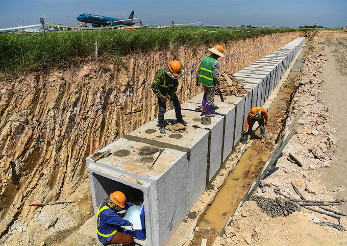 Công trường xây dựng đường lăn thoát nhanh tại sân bay Nội Bài vào tháng 7. Ảnh Giang Huy