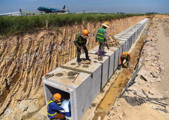 Công trường xây dựng đường lăn thoát nhanh tại sân bay Nội Bài vào tháng 7. Ảnh Giang Huy