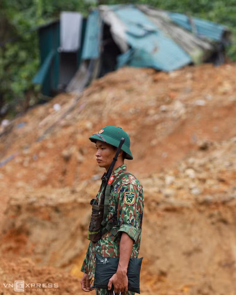 Một ngày của đội cứu hộ công nhân mất tích ảnh 7