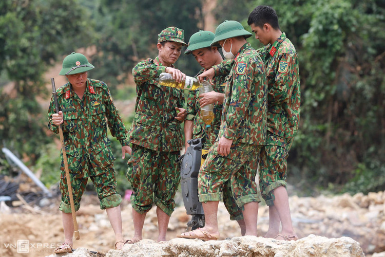 Một ngày của đội cứu hộ công nhân mất tích ảnh 6