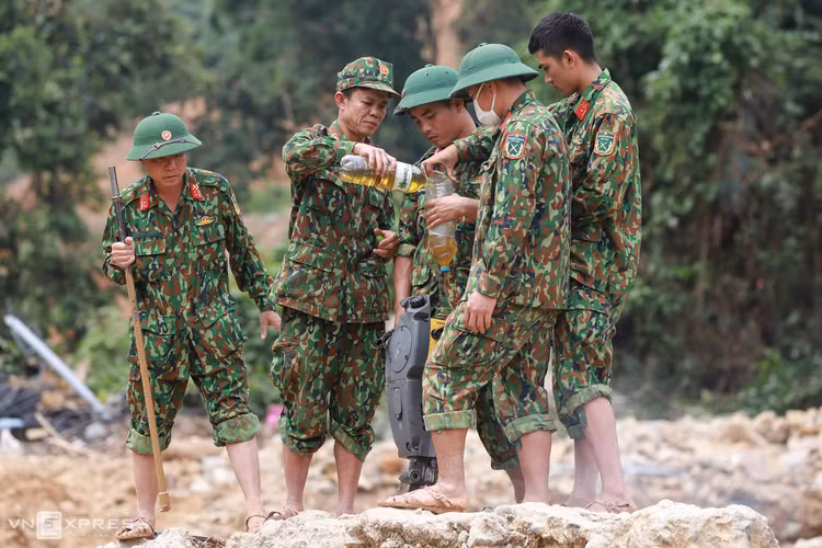 Một ngày của đội cứu hộ công nhân mất tích ảnh 6