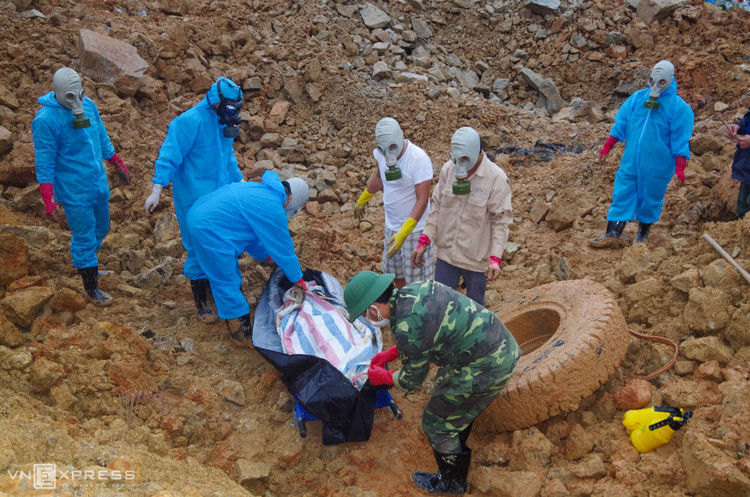 Một ngày của đội cứu hộ công nhân mất tích ảnh 10