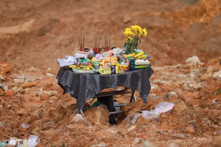 Một ngày của đội cứu hộ công nhân mất tích ảnh 9