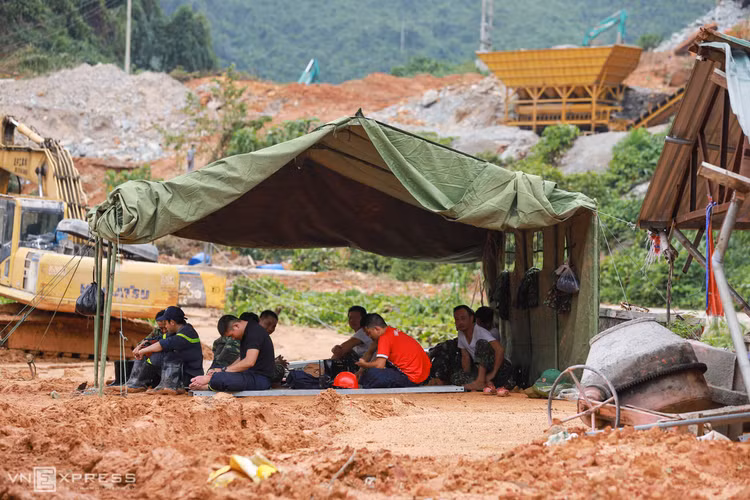 Một ngày của đội cứu hộ công nhân mất tích ảnh 11