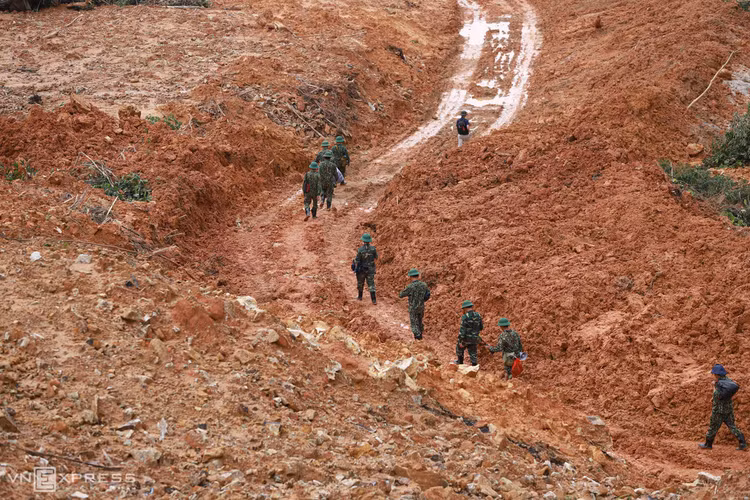 Một ngày của đội cứu hộ công nhân mất tích ảnh 1