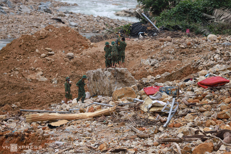 Một ngày của đội cứu hộ công nhân mất tích ảnh 5