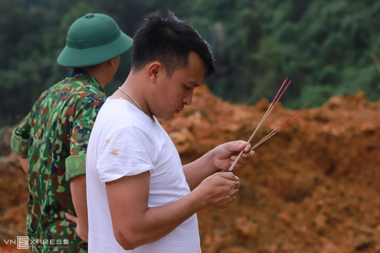 Một ngày của đội cứu hộ công nhân mất tích ảnh 8