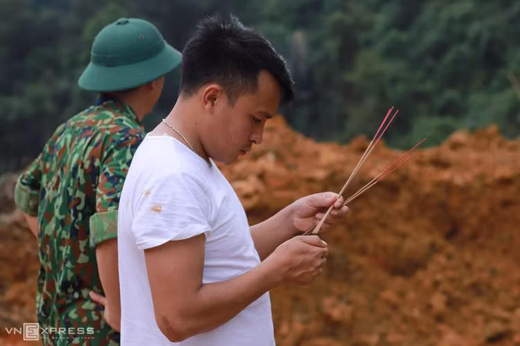 Một ngày của đội cứu hộ công nhân mất tích ảnh 8