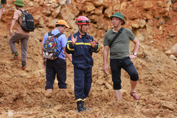 Một ngày của đội cứu hộ công nhân mất tích ảnh 4