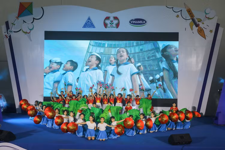 Các em học sinh Vĩnh Long trong tiết mục biểu diễn mang tên Vươn cao Việt Nam.