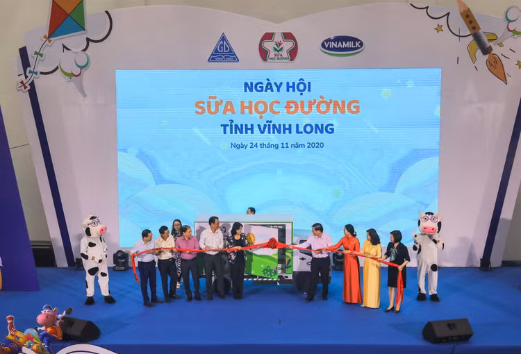 Các đại biểu cùng thực hiện nghi thức phát động Ngày hội Sữa học đường Vĩnh Long năm 2020.