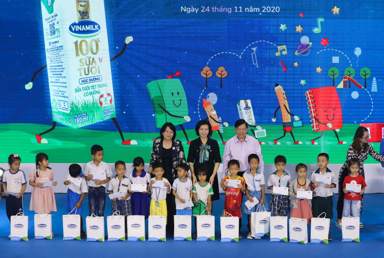 Các đại biểu trao tặng các suất học bổng cho trẻ em có hoàn cảnh khó khăn tỉnh Vĩnh Long.