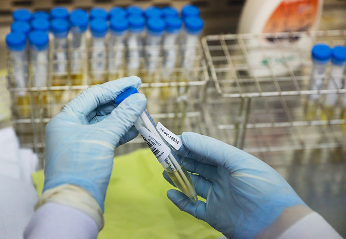 Bệnh viện bệnh Nhiệt đới TP HCM lấy mẫu xét nghiệm người bị cách ly, nghi nhiễm Covid-19 hồi tháng 4. Ảnh: Quỳnh Trần.