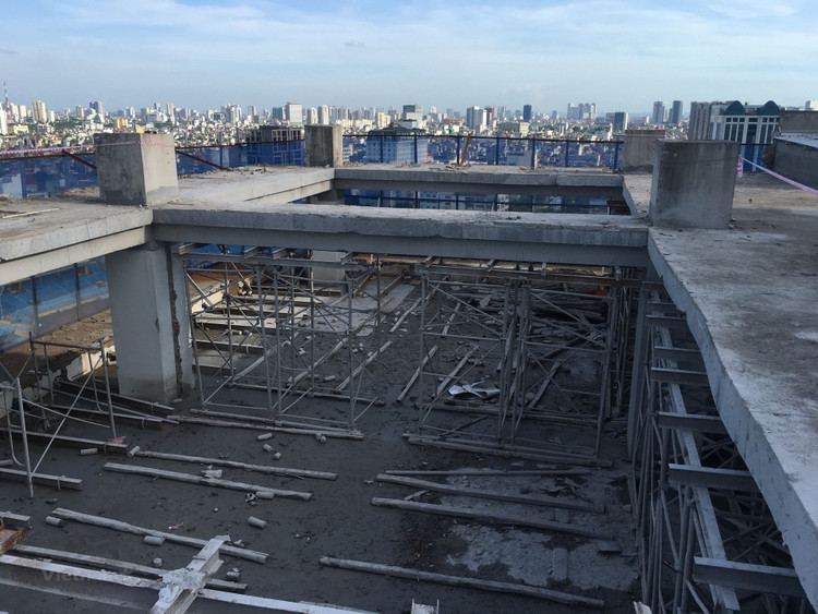 Ha Noi: Hoan thanh pha do tang 18 cua toa nha 8B Le Truc hinh anh 1