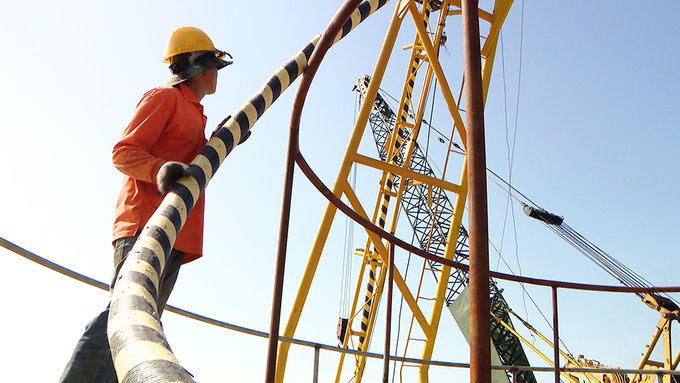 Thi công cáp ngầm xuyên biển đưa điện lưới quốc gia ra đảo Trần. Ảnh: Báo Quảng Ninh