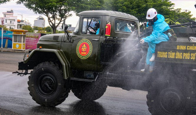 Xem lính hoá học phun khử khuẩn từng góc phố, cành cây, ngọn cỏ ở Sơn Trà - ảnh 12