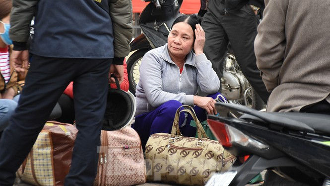 Người dân ùn ùn quay lại Thủ đô sau một tuần nghỉ Tết - ảnh 6