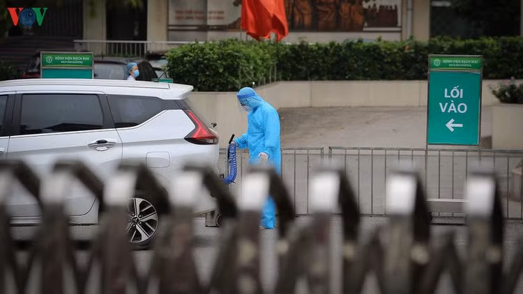 158 nhan vien y te bv bach mai duoc tro ve nha sau 20 ngay cach ly hinh 1