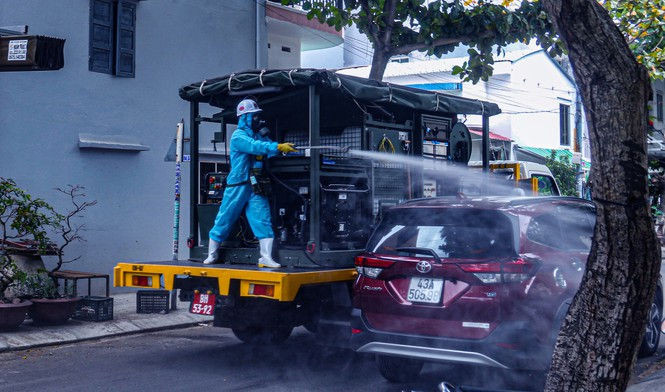 Xem lính hoá học phun khử khuẩn từng góc phố, cành cây, ngọn cỏ ở Sơn Trà - ảnh 15