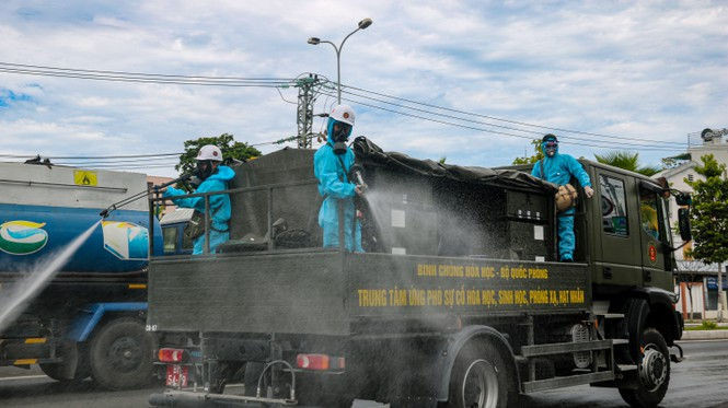 Xem lính hoá học phun khử khuẩn từng góc phố, cành cây, ngọn cỏ ở Sơn Trà - ảnh 11