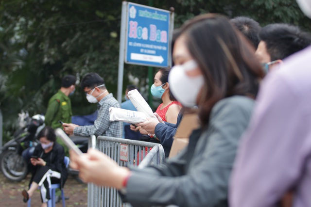 Hà Nội: Người thân tấp nập tiếp tế đồ vào khu cách ly Pháp Vân - Tứ Hiệp - 2