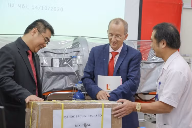 Nhóm kỹ sư trường Bách khoa chế tạo băng ca áp lực âm cho bệnh viện