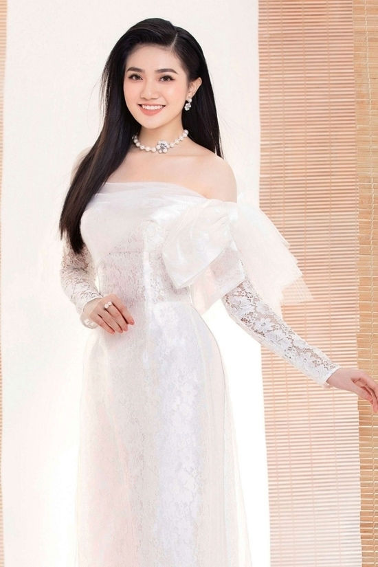 Võ Ngọc Hồng Đào sinh năm 2000, cao 1,73 m, số đo 76 - 63 - 95 cm. Cô có gương mặt sáng, nét đẹp thuần Việt.