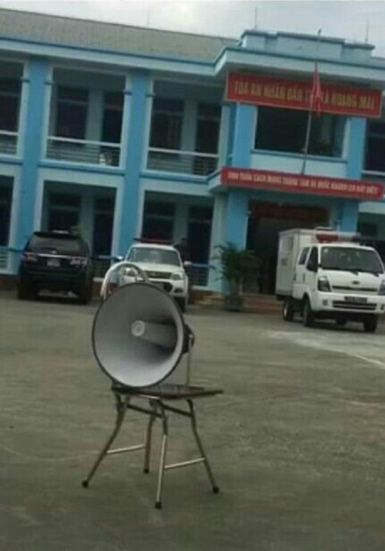 Tòa phải bắc loa xử cho người dự khán nghe.